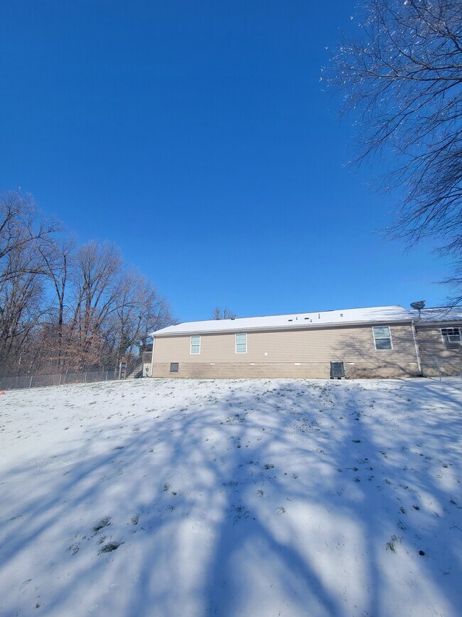 Building Photo - 211 Hickory St