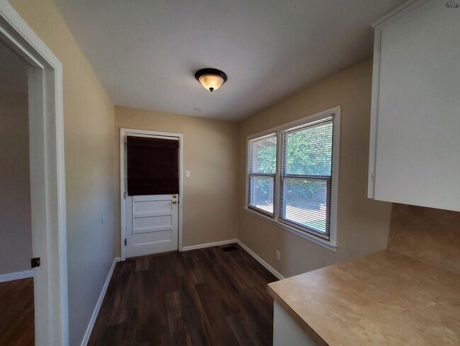 Building Photo - 4402 Phillips Dr
