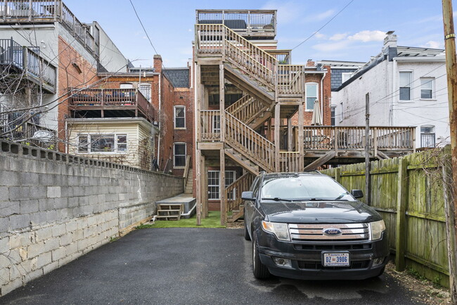 Foto del edificio - 3528 13th St NW