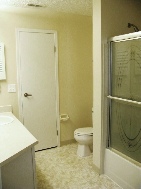 Full Bathroom - 2622 Trottersway Dr