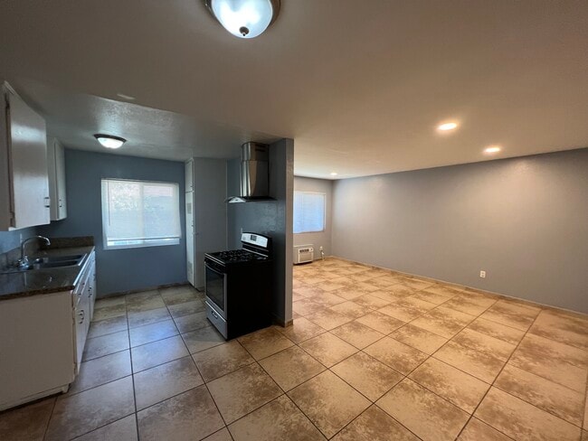 Building Photo - 570 West Shamrock Street, Unit 572
