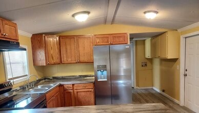 Building Photo - 308 Lilly Ln