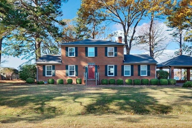 Building Photo - Gorgeous Waterfront Home!