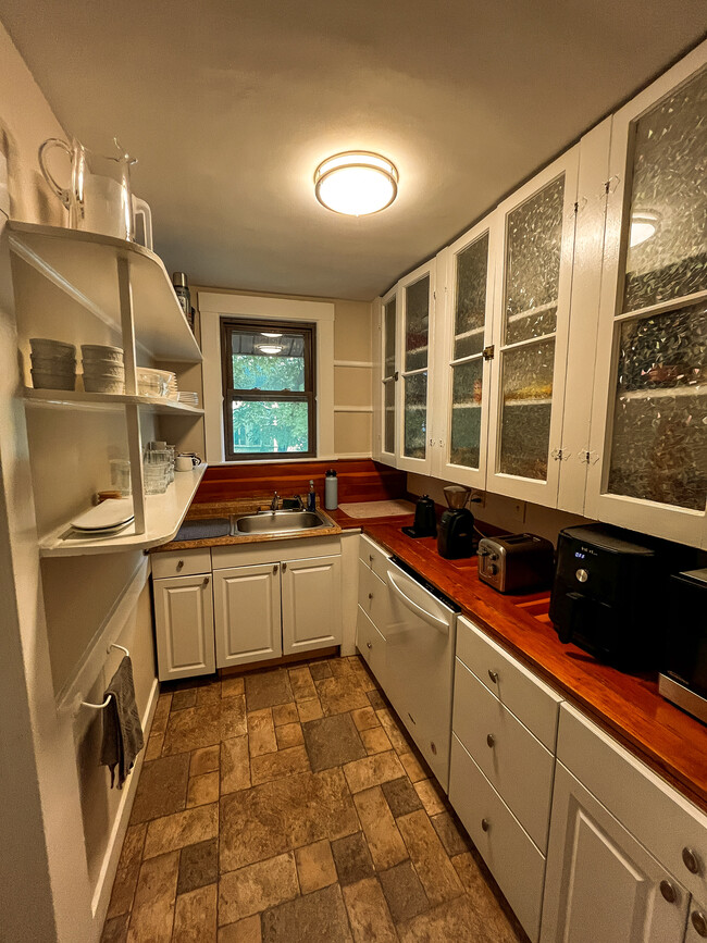 Kitchen - 181 Trapelo Rd