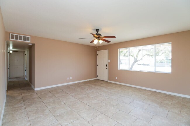 Foto del edificio - 5310 E Cambridge Ave