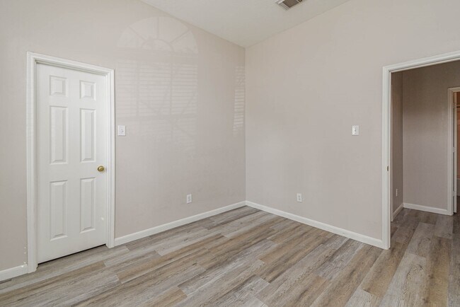 Foto del edificio - 14214 Silver Glade Ln