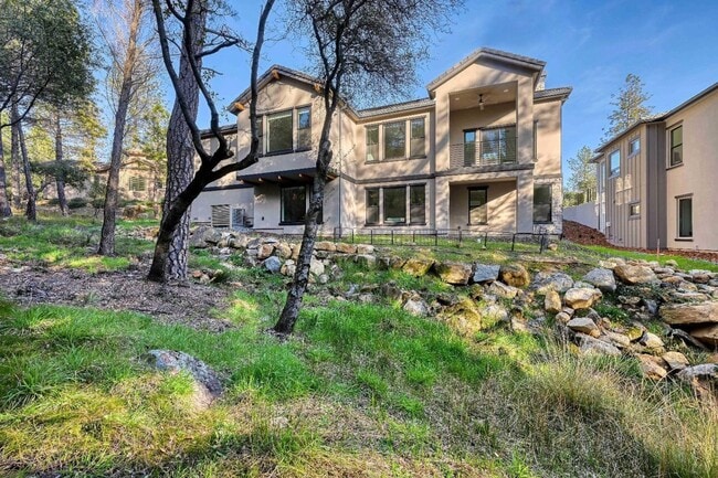 Building Photo - Modern Luxury Meets Country Club Living