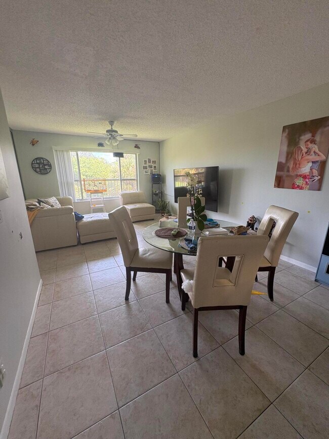 Foto del edificio - 10107 Twin Lakes Dr