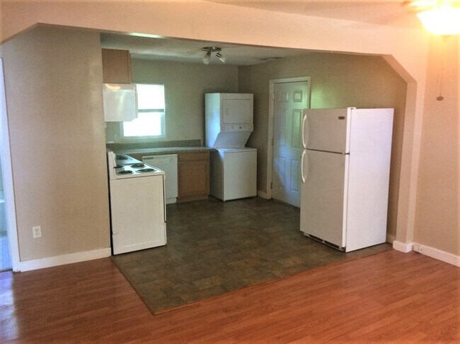 Building Photo - 2121 Oceola St