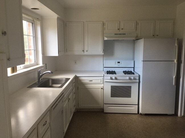 Building Photo - 460 Fox Hills Dr S