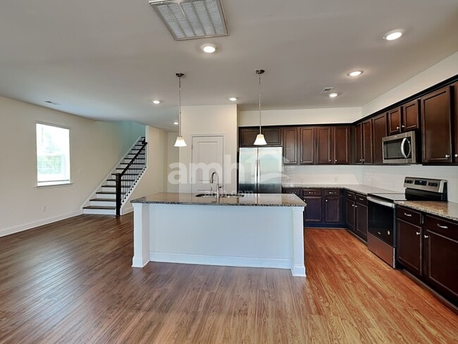 Building Photo - 334 Elmhurst Dr