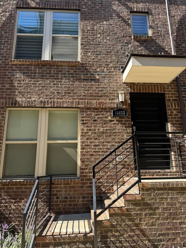 Building Photo - 15033 New Amsterdam Ln