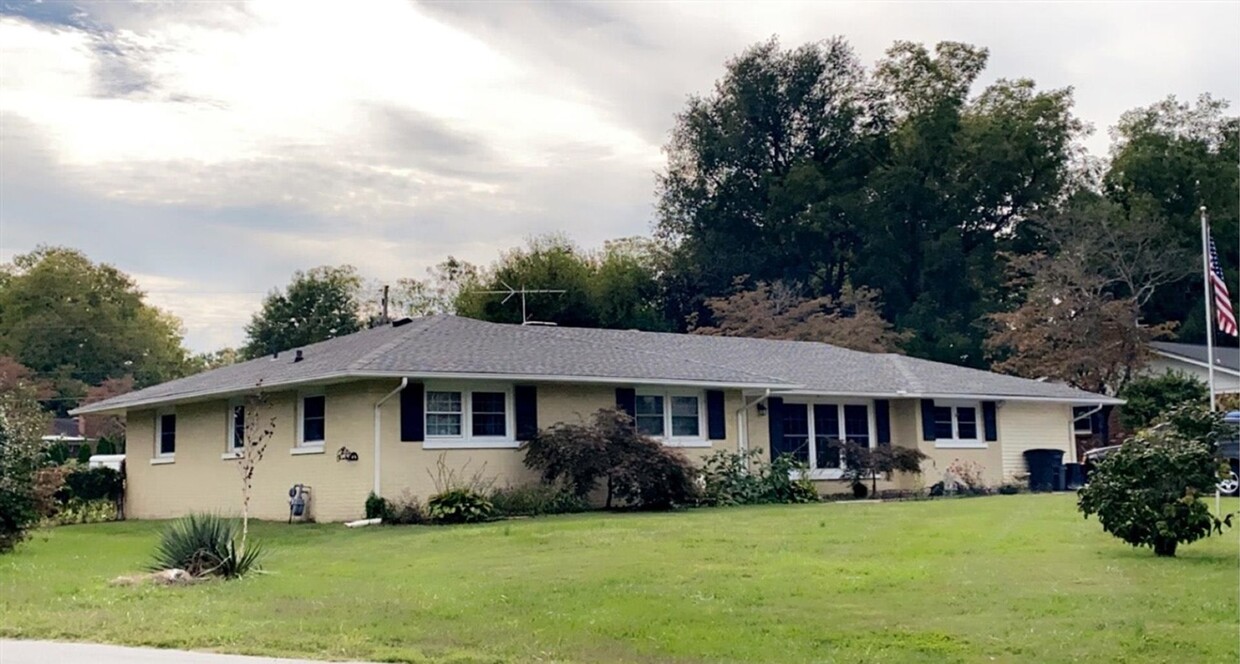 Primary Photo - 4 bed 2 bath