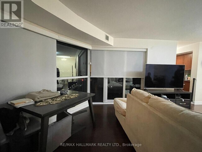 Building Photo - 151 Village Green Square