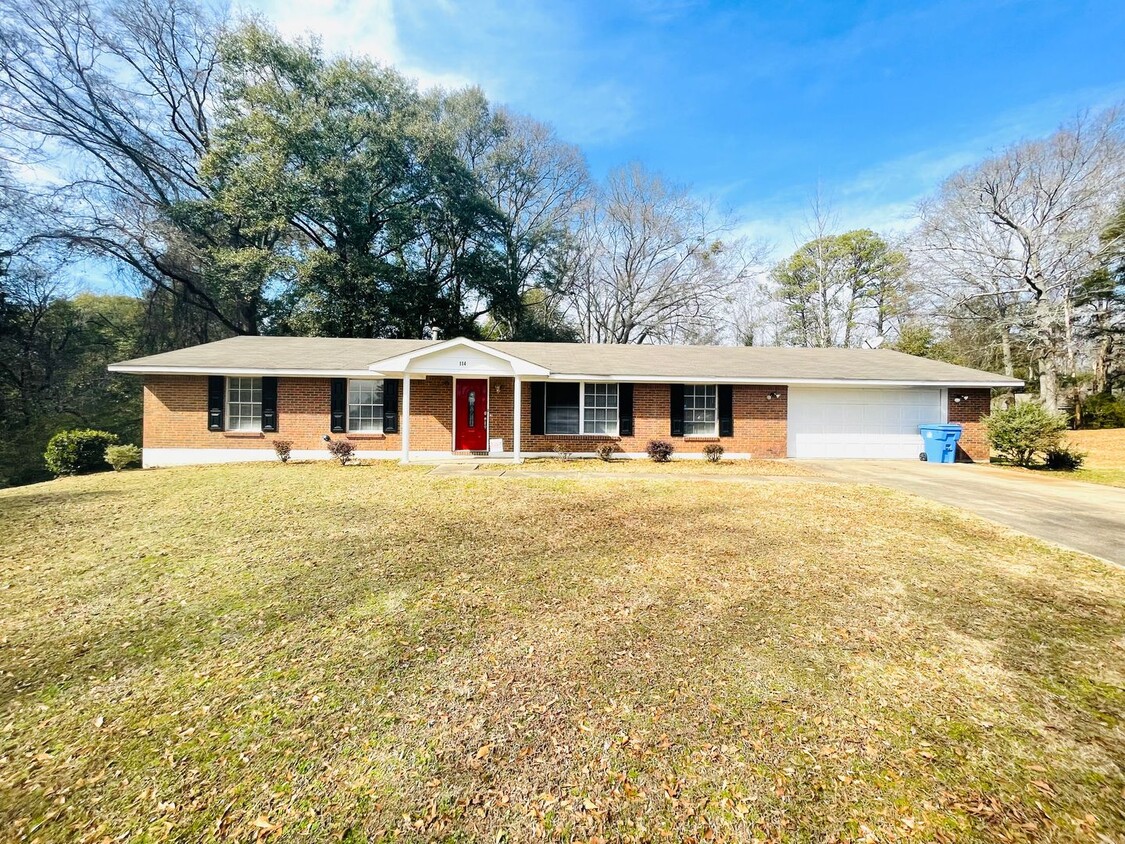 Foto principal - ** 4 bed 2 bath located in Prattville ** C...