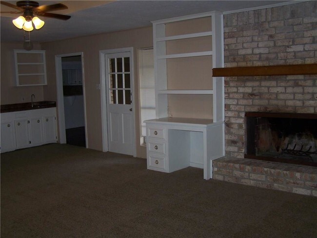 Building Photo - 2203 Live Oak Dr