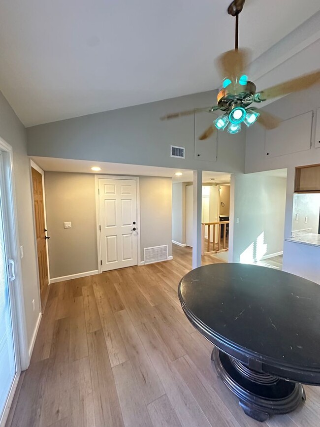 Foto del edificio - 2BR/1.5BA 2-story condo in El Cajon, gated community with sparkling pool, 2 car attached garage, ...