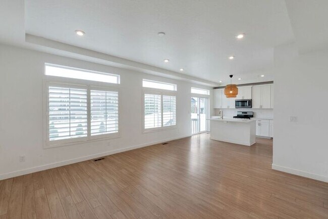 Building Photo - Like New Chic, Modern Spotless w 2 car attached