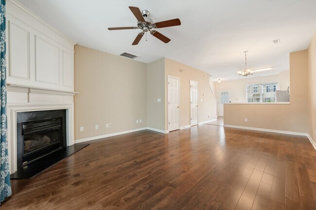 Foto del edificio - Charming 2 Bed/2.5 Bath Townhome!  Pet Fri...