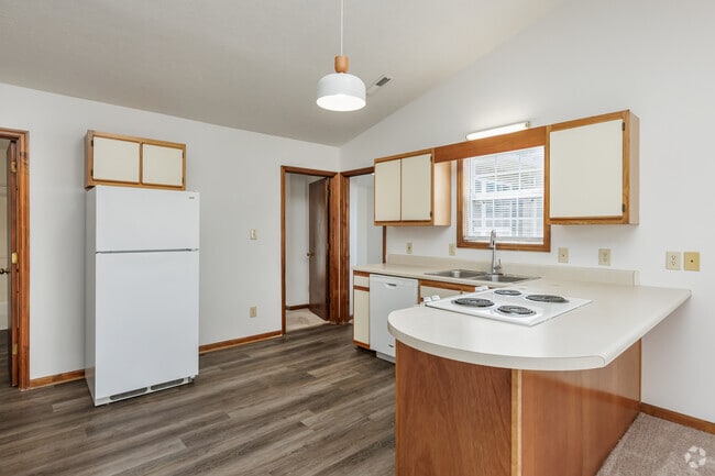 2BR, 1BA - 725SF - Kitchen - Timber East Apartments