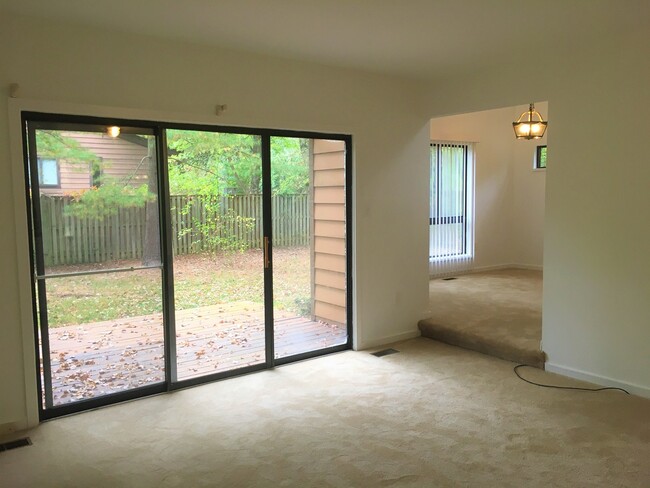 Building Photo - Spacious 4 Bedroom House in Beautiful Colu...