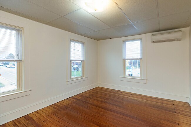 Building Photo - 902 E Chestnut St