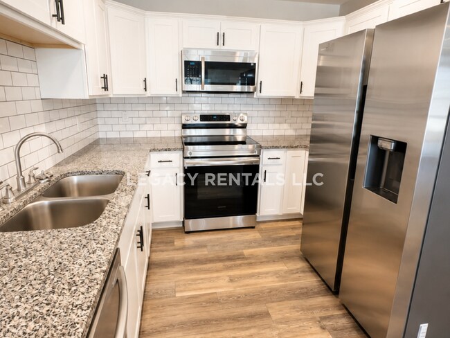 Foto del edificio - 240-242 Longwood Ln.