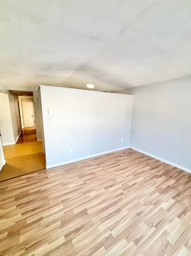 Photo du bâtiment - Bright & Spacious 2-Bedroom - 1 Bathroom A...