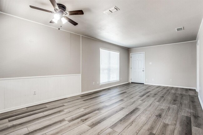 Building Photo - 2432-2434 Lakeview Cir