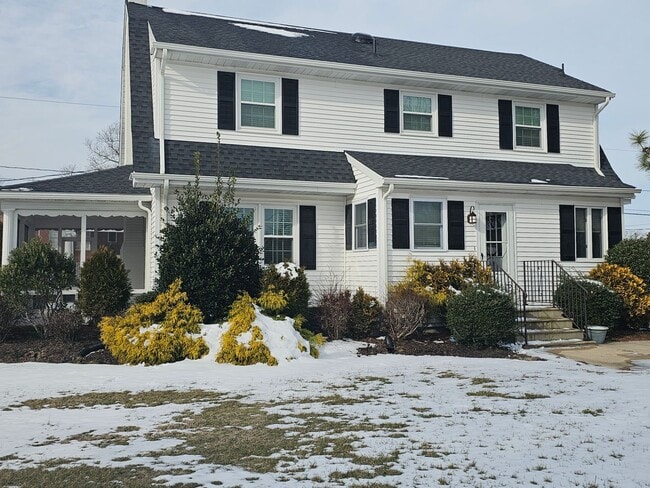 Building Photo - Spacious home ready for your family today!