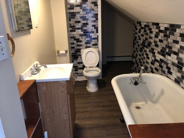 Full Bath - 80 Pardee St