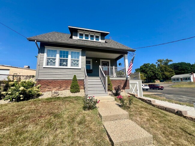 Foto del edificio - Beautifully Renovated & Fully Furnished Home in Peoria Heights!