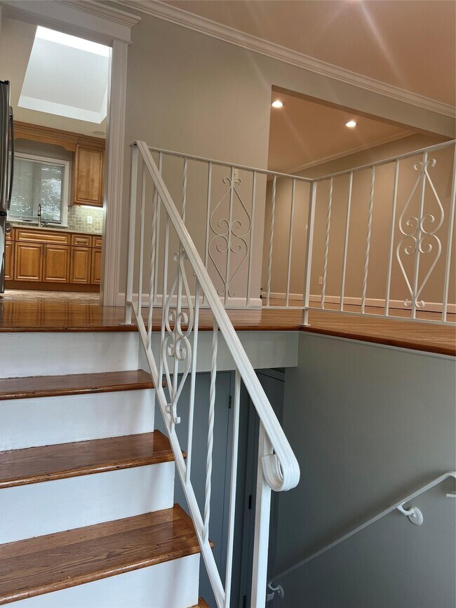 Building Photo - 8 Anchor Ct