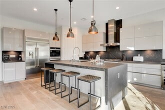 Building Photo - 2567 Speyburn Ave