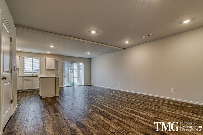 Building Photo - New 3 bed 2.5 bath Townhome in Ridgefield