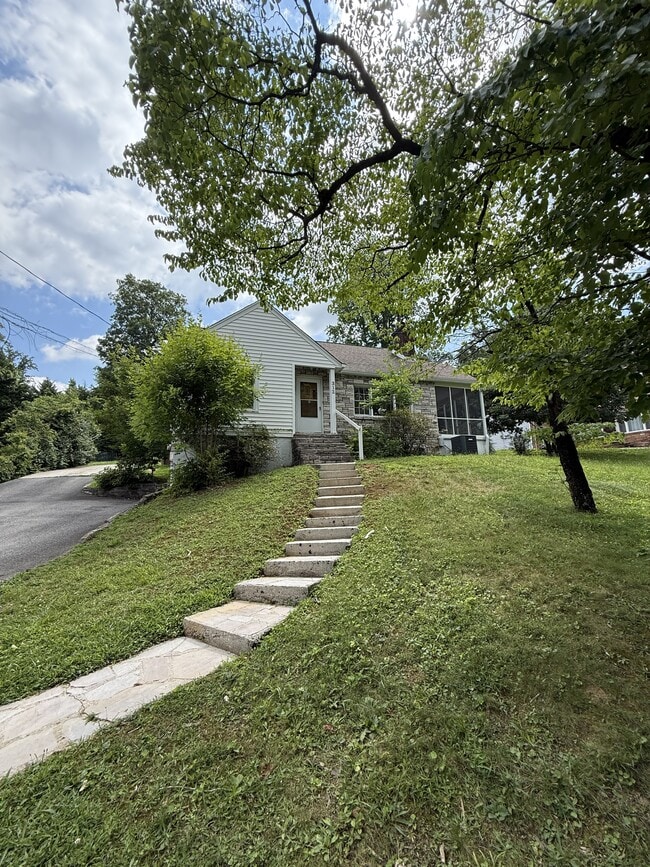 Building Photo - 312 N Chilhowee Dr