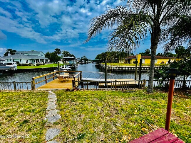 Foto del edificio - 14615 Lagoon Dr