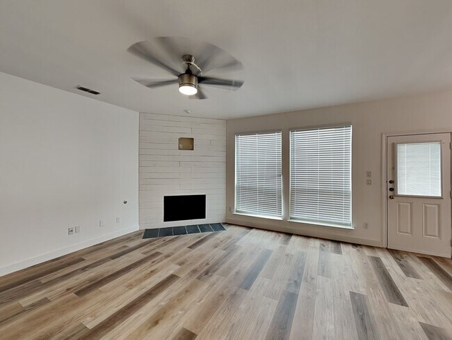 Building Photo - 15612 Carlton Oaks Dr
