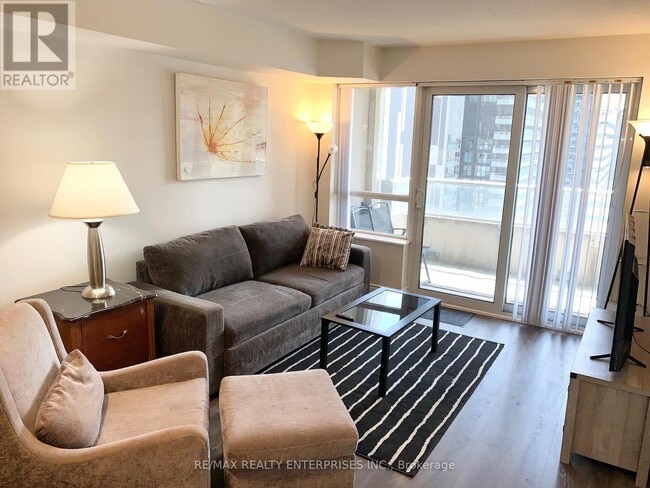 Photo du bâtiment - 250 Wellington St W