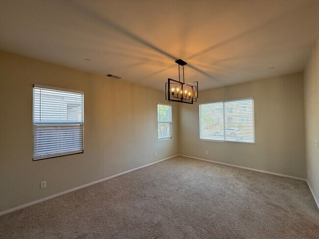 Foto del edificio - Rosamond 4 bedroom + 2 bath Available Now !