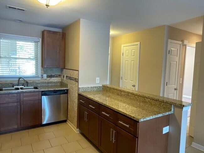 Building Photo - Great condo with Lake Wylie views!