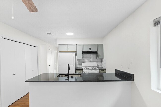 Foto del edificio - Immaculately Improved 2 Bedroom / 1 Bathroom Duplex & Immediately Available! - 50% Off One Full M...