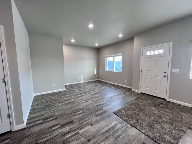 Foto del edificio - Brand New Construction Townhome 2 Blocks f...
