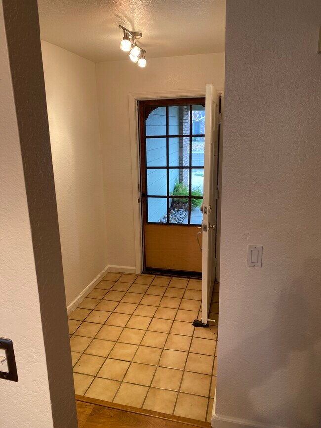 Building Photo - 1455 Busca Dr