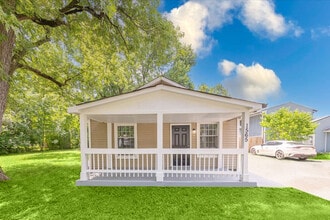 Building Photo - 1565 Martin St