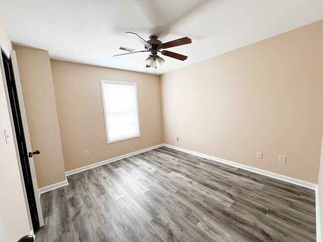 Foto del edificio - 2 Bedroom 1.5 Bathroom Townhome