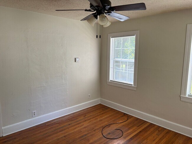 Building Photo - 2 bed / 1 bath home for rent in a great location. Features fresh flooring, new paint, and a fence...