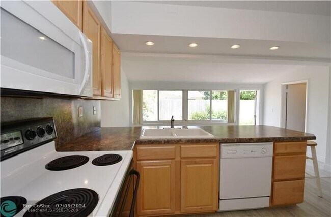 Foto del edificio - 1711 NE 60th St