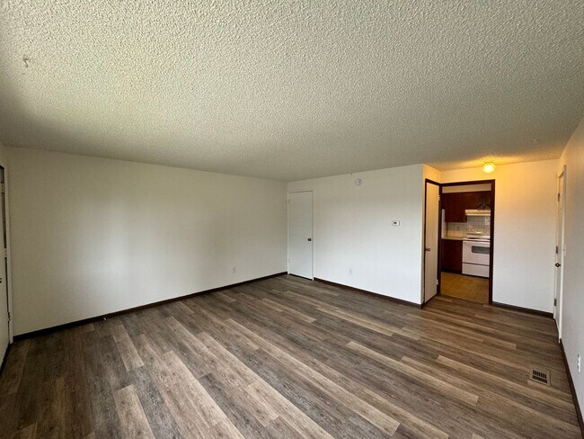 Building Photo - Spacious Split-Level 3 bed, 1 Bath Duplex ...