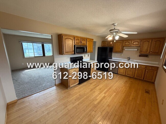 Foto del edificio - Eagan House Available Now, Open Floor Plan...